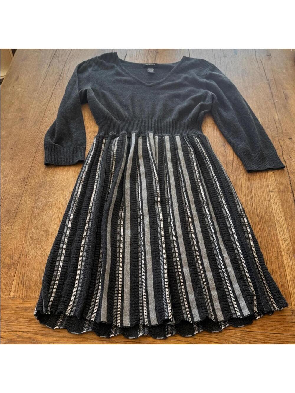 SPENSE BLACK & GRAY V-NECK PLEATED SWEATER DRESS size large
